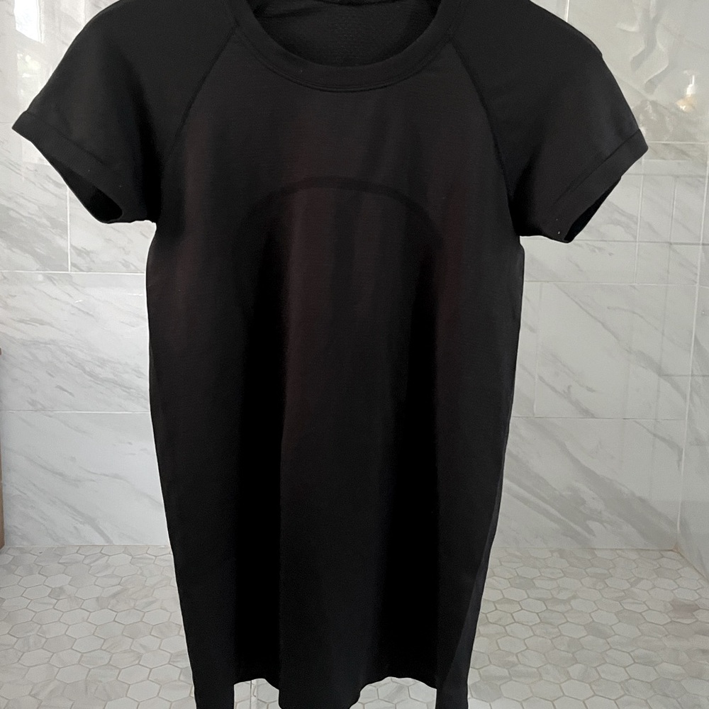 Black size 4 short sleeve lululemon swiftly tech